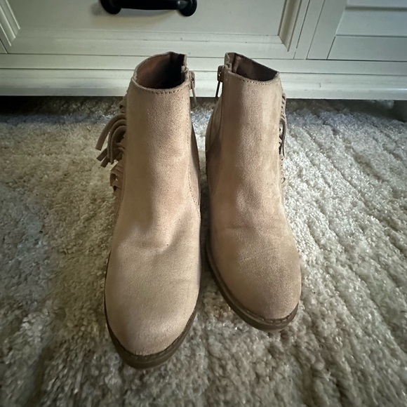 MOSSIMO SUEDE LEATHER FRINGE TAUPE LOW HEEL ANKLE BOOTS CREAM GREY BROWN Sz 7.5 - Picture 2 of 9
